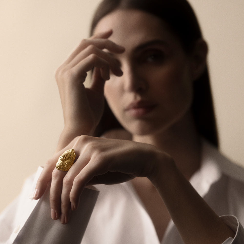 Commodore statement ring in gold