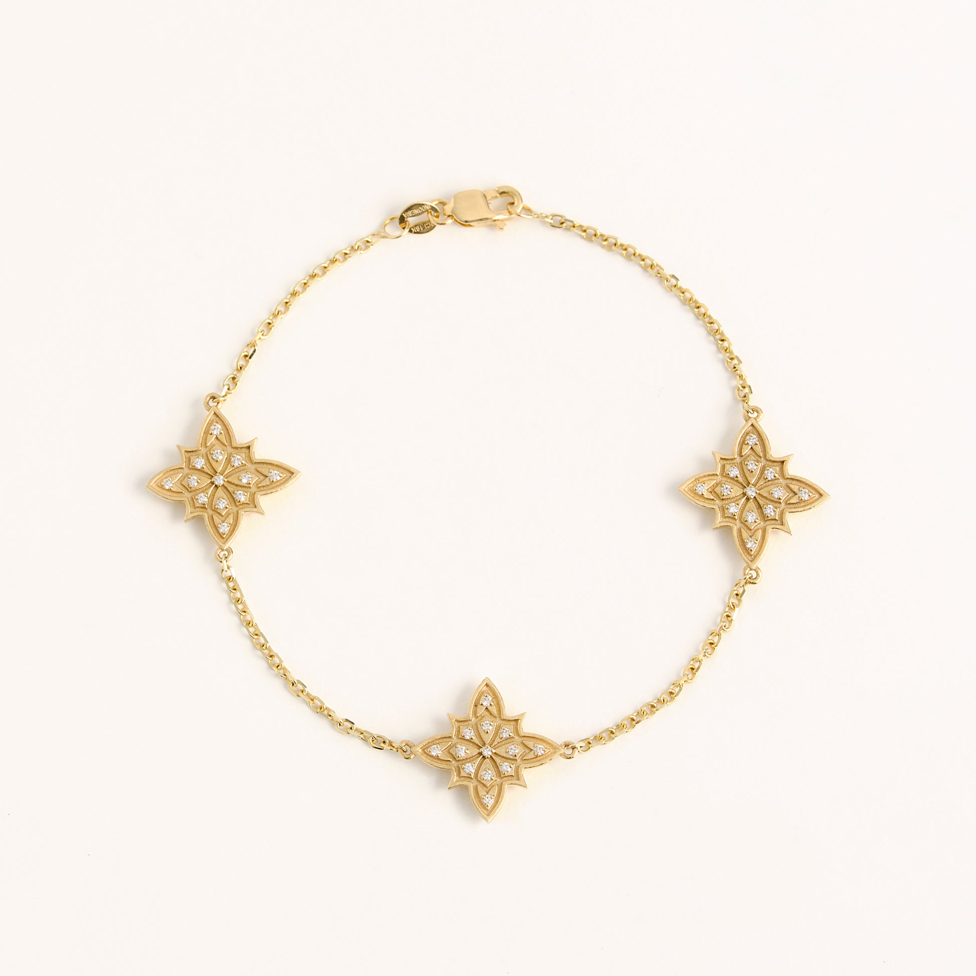 Image 1: Oak Sitting pave star bracelet