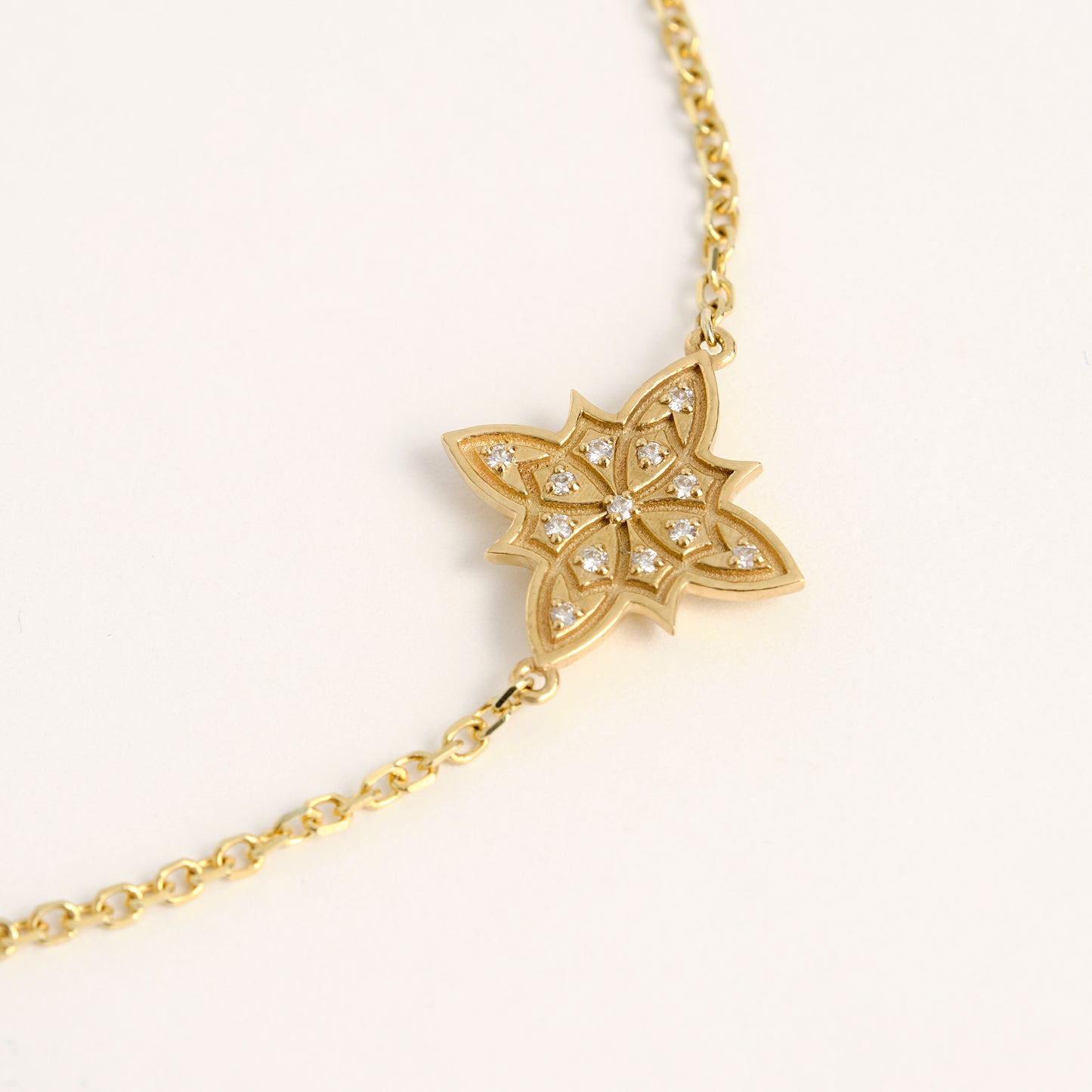 Oak Sitting pave star bracelet