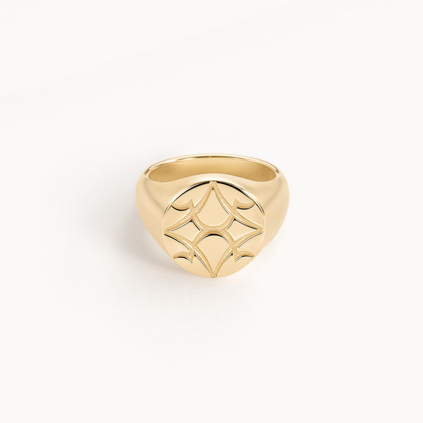 Oak Sitting round signet ring