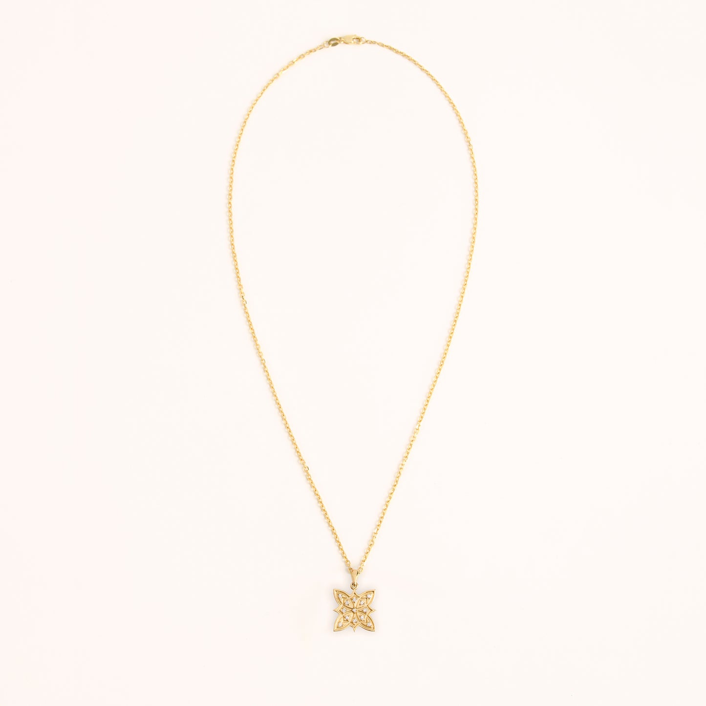 Oak Sitting pave star pendant